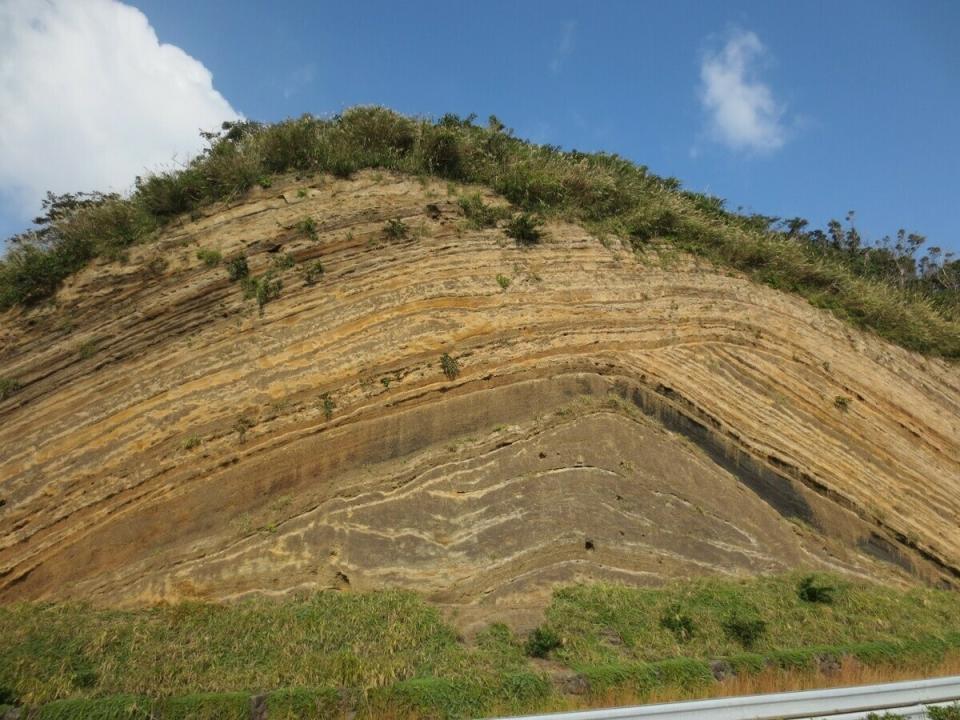 大島的「千波地層切斷面」由1萬5000年來，數百回火山噴發所形成的層疊模樣。   圖：©TCVB／提供