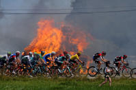 <p>Feuer am Rande der Tour de France. Das Hauptfeld zieht auf der 181 Kilometer langen Etappe Nummer sechs von Brest nach Mûr-de-Bretagne an Heuballen vorbei, die am Straßenrand in Brand geraten sind. (Bild: Reuters/Stephane Mahe) </p>