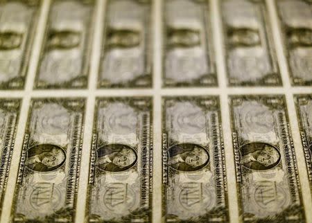 Billetes de 1 dólar en una mesa de luz en la Casa de la Moneda de Estados Unidos en Washington, nov 14, 2014. REUTERS/Gary Cameron/File Photo