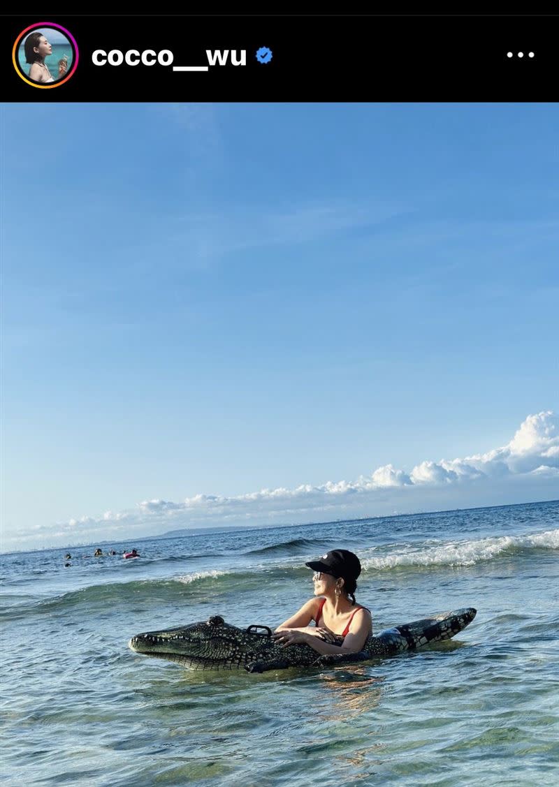 吳婉君在海邊玩水出現「鱷魚」。（圖／翻攝自吳婉君IG）