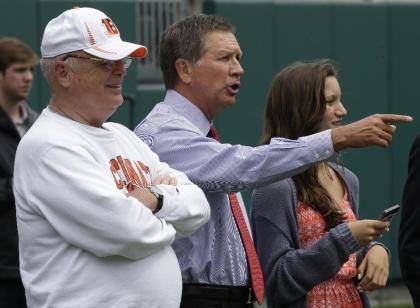 Cincinnati Bengals president Mike Brown, left, watches practice with Ohio Gov. John Kasich, center, and Kasich's daughter Reese. (AP Photo/Al Behrman)