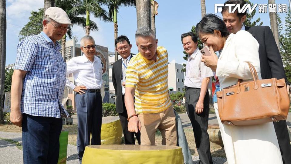 信義房屋企業集團創辦人周俊吉(左2)與同為校友的詩人渡也(左1)、作家許長仁(左4)、作家黃憲東(右3)、3名同為嘉義高中畢業的信義房屋同仁共同漫步於旭陵文學步道