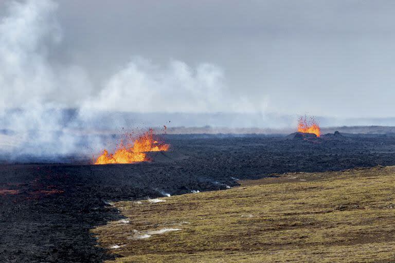 La lava avanza y destruye todo a su paso