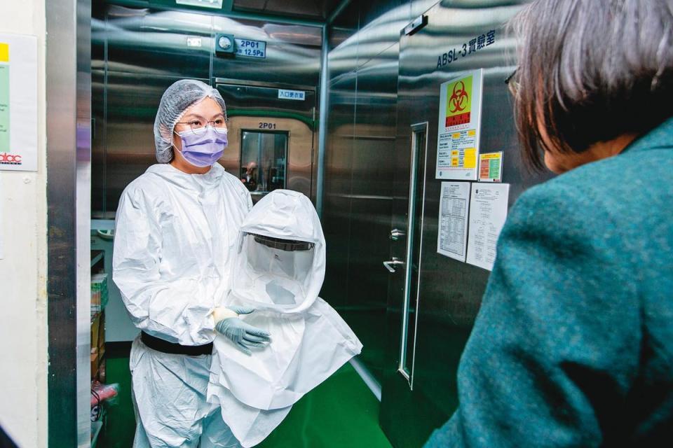 國衛院生物製劑廠擴廠後將新增6條產線及P3實驗室。圖為去年2月總統蔡英文視導國衛院畫面。（總統府提供）