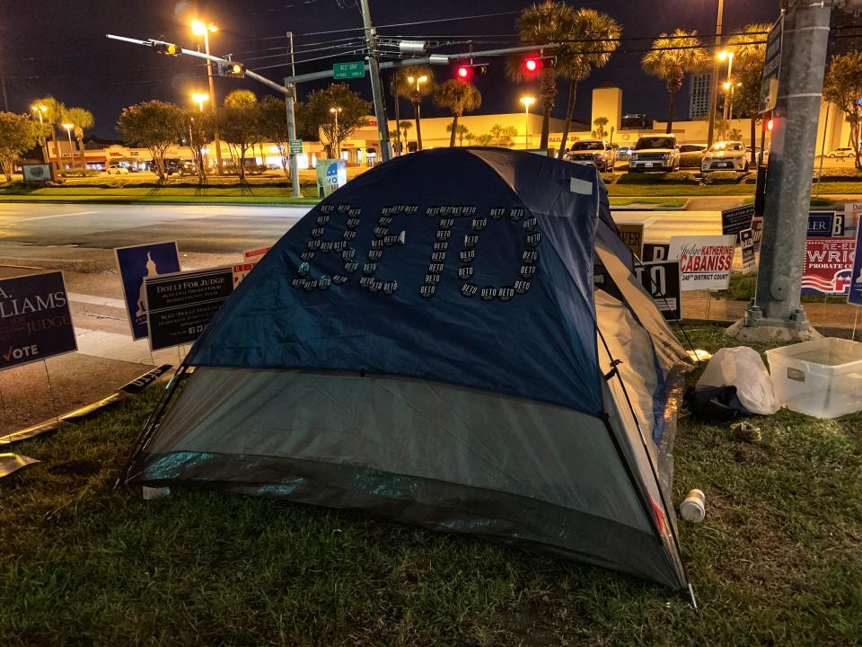 Supporters of O’Rourke camp outside a polling site ahead of early voting. (Photo: Holly Bailey/Yahoo News)