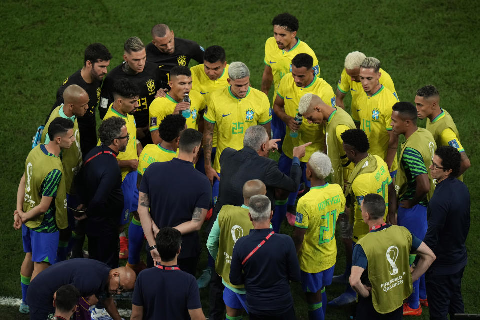 Brazil's head coach Tite, center, interacts with the players before extra-time during the World Cup quarterfinal soccer match between Croatia and Brazil, at the Education City Stadium in Al Rayyan, Qatar, Friday, Dec. 9, 2022. (AP Photo/Alessandra Tarantino)