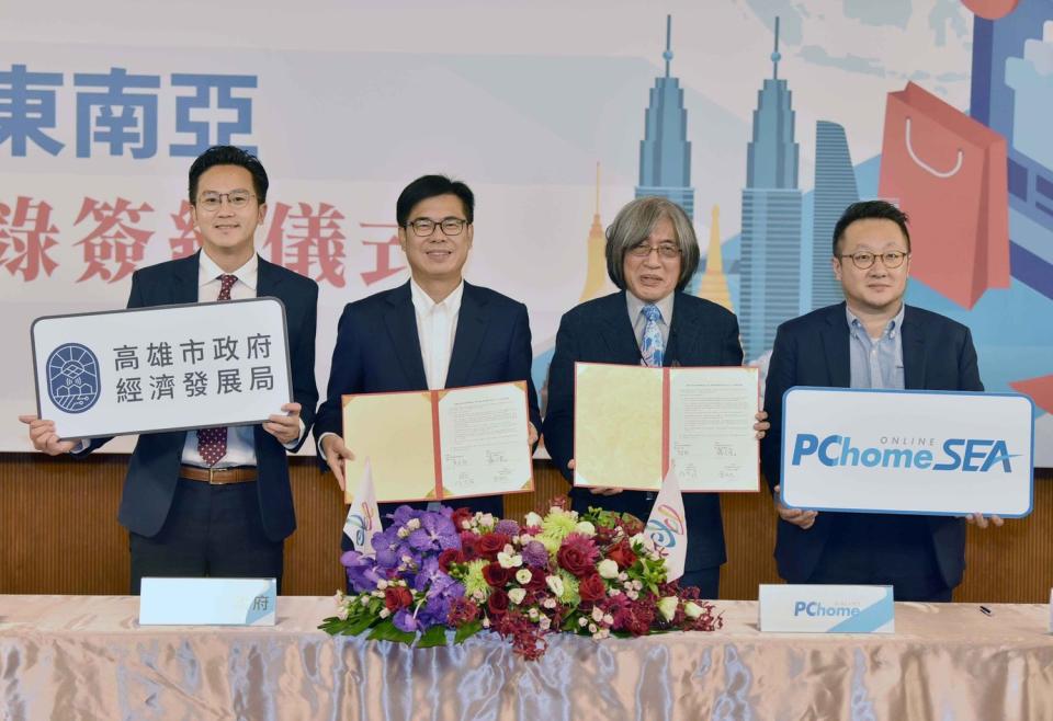 陳其邁(左二)、廖泰翔(左一)、詹志宏(右二)與「PChomeSEA」代表。