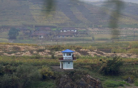 North Korean soldiers stand guard at a sentry on the Yalu River near the North Korean city of Hyesan, Ryanggang province, opposite the Chinese border city of Linjiang, in this September 21, 2014 file photo. REUTERS/Stringer/Files