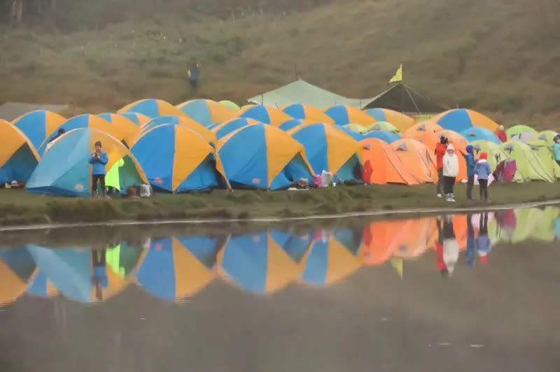 ▲民眾搭帳篷臨近加羅湖邊。（圖／監察院提供）