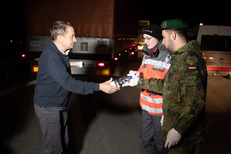 Auch so kann Amtshilfe aussehen: Bundeswehrsoldaten helfen bei der Versorgung von LKW-Fahrern, die wegen der Kontrollen an der deutsch-polnischen Grenze im Stau stehen (Bild: Sebastian Kahnert/dpa)