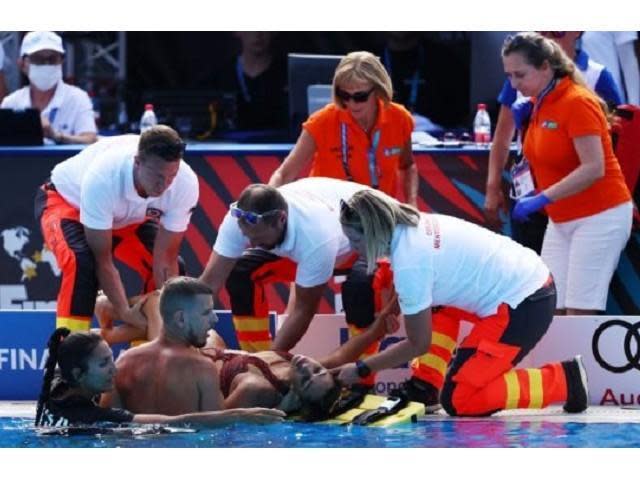 急救人員抬來擔架，將阿瓦瑞茲送醫急救。（翻自americatv.com.pe）