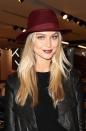 Ayris posing and pouting like a professional paired a burgundy red lip and matching hat at the Sydney opening of FOREVER 21. We are totally digging her dip-dyed blonde locks with that subtle reverse balayage, which works perfectly against her glowing skin and shimmery lids.