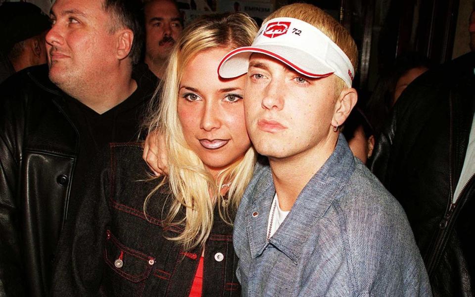 Eminem ist zweifach geschieden. Das Besondere: beide Male von derselben Frau. Die erste Ehe (1999) mit Kim Mathers hielt zwei Jahre. Beim Aufwärmen der Liebe im Jahr 2006 hielt die Ehe lediglich drei Monate, bevor die Gefühle wieder erkalteten. Als Kim später einen Suizidversuch unternahm, stand Eminem ihr zur Seite, wenn auch nur als guter Freund. (Bild: Marion Curtis/DMI/The LIFE Picture Collection via Getty Images)