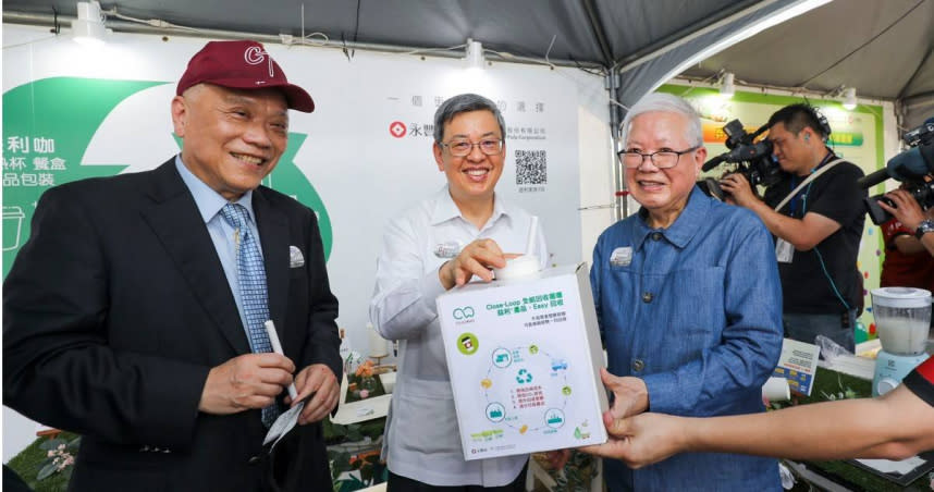 台灣紙業老將何壽川（右一）近期親自出席工總舉辦的碳中和議題線上座談會，對於生質能再生能源與碳匯、碳交易等，提出許多建議與期許。圖為永豐餘久堂廠在高雄市大樹濕地公園，舉辦首現的「非塑園遊會」。（圖／報系資料照）