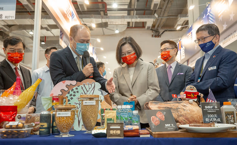 總統蔡英文參觀台北國際食品展攤位。（取自總統府網站）