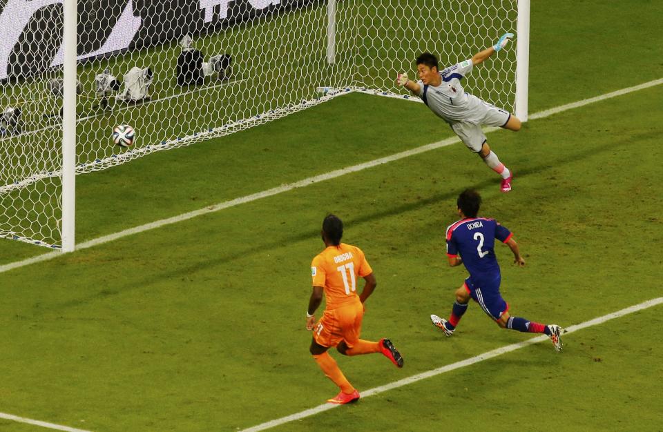 Ivory Coast's Didier Drogba (L-R) and Japan's Atsuto Uchida and Eiji Kawashima watch as the ball, scored by Ivory Coast's Wilfried Bony (unseen) enters the goal during their 2014 World Cup Group C soccer match at the Pernambuco arena in Recife June 14, 2014. REUTERS/Ruben Sprich (BRAZIL - Tags: TPX IMAGES OF THE DAY SOCCER SPORT WORLD CUP)