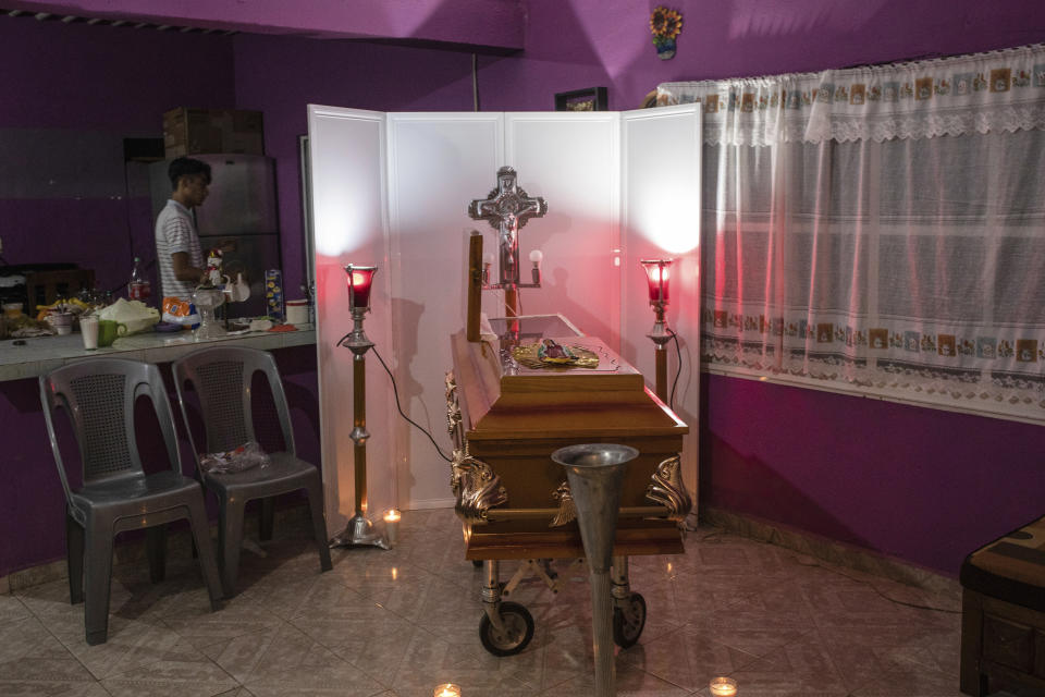 Los restos de la periodista Yessenia Mollinedo Falconi yacen durante su velatorio en la casa de su familia en Minatitlán, en el estado de Veracruz, México, el martes 10 de mayo de 2022. (AP Foto/Félix Márquez)