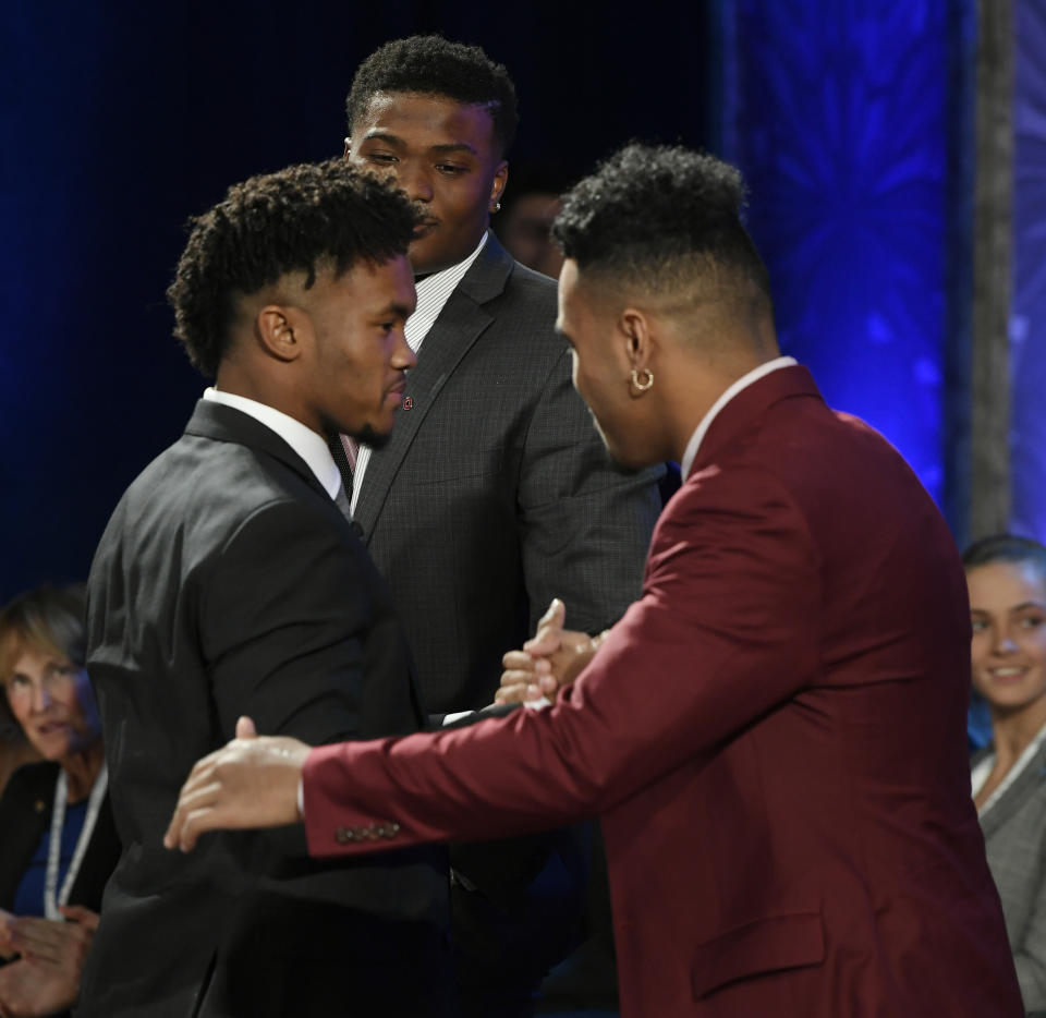 Heisman-winning Oklahoma quarterback Kyler Murray (L) will face off against runner-up Tua Tagovailoa (R) from Alabama in the Orange Bowl. (AP)