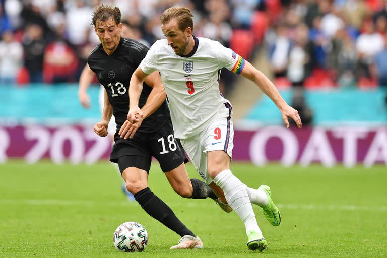 Kane encara con pelota dominada ante la marca de Goretzka, durante Inglaterra-Alemania, por la Eurocopa