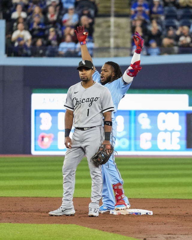 Springer hurts hand, Blue Jays finish sweep of White Sox 8-0