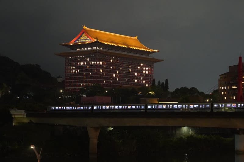 台北圓山大飯店關燈前 台北圓山大飯店23日響應Earth Hour關燈1小時活動， 自晚間8時30分起關閉外觀的陽台燈，呼籲民眾關心 環保議題。圖為飯店關燈前樣貌。 中央社記者徐肇昌攝  113年3月23日 