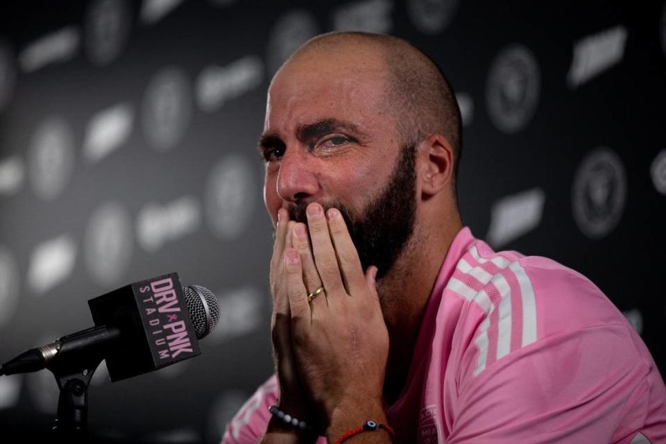 El delantero del Inter Miami Gonzalo Higuaín reacciona tras anunciar su retiro del fútbol, el 3 de octubre de 2022 en el DRV PNK Stadium en Fort Lauderdale, Florida.