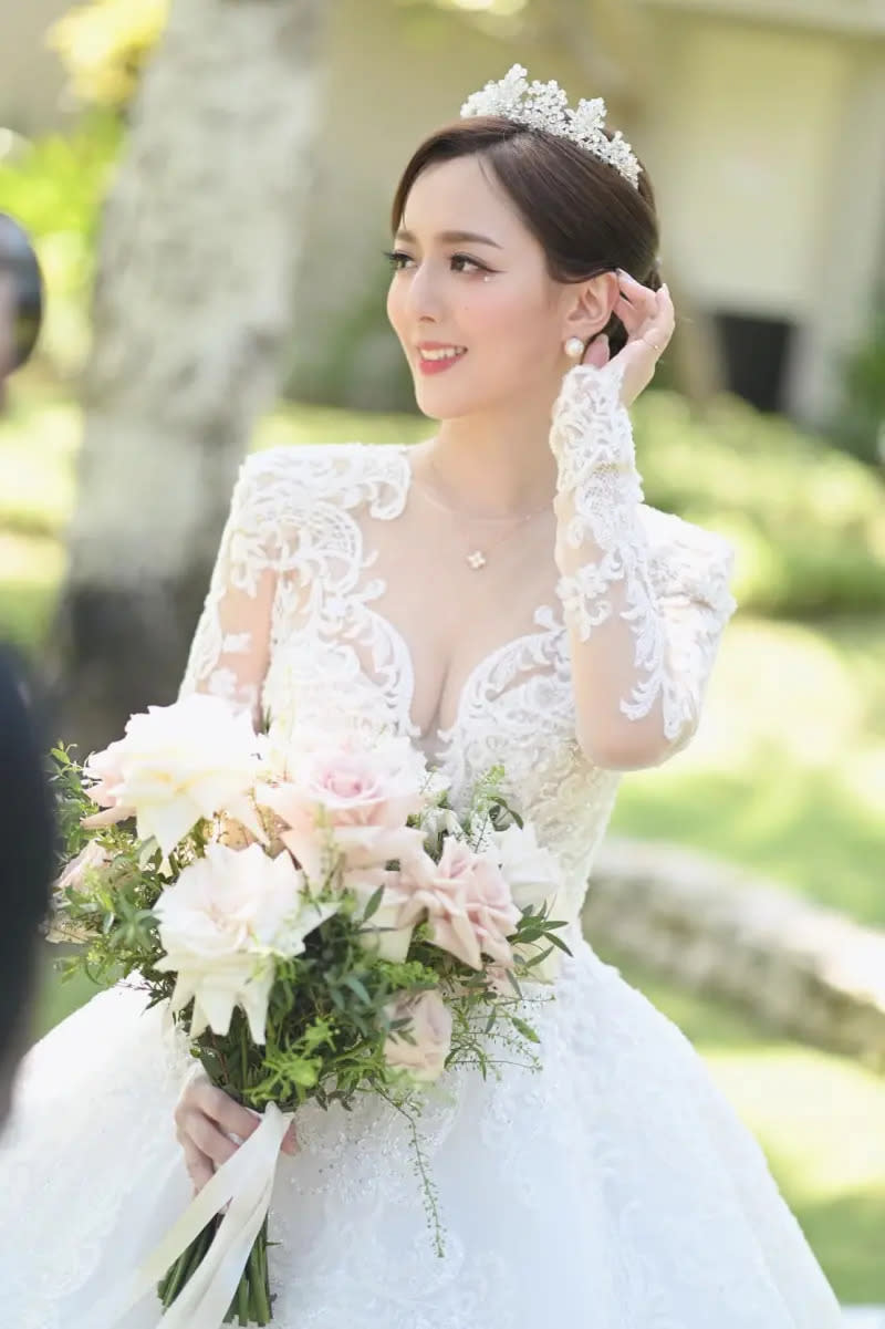 ▲▼Fang Yehan a choisi de porter la robe de mariée de Lin Li, montrant sa belle silhouette et étant absolument magnifique.  (Photo/FangyehanFacebook)