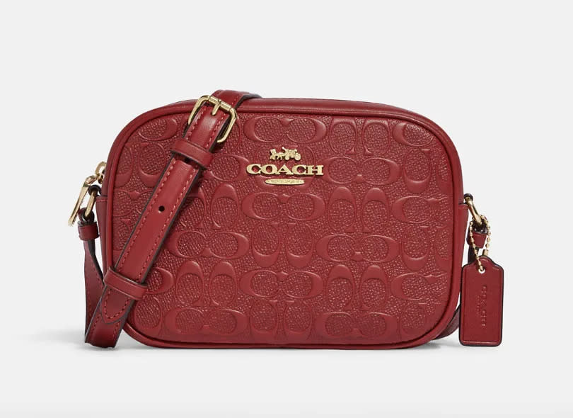 Minibolso Jamie en cuero con emblema de la marca en dorado / rojo 1941 (foto de Coach Outlet).