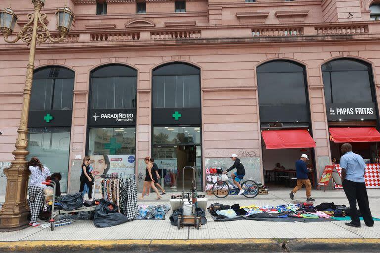 El operativo se desarrolló en el polígono comprendido por las calles Gral. Hornos, Lima, Av. Juan de Garay, Salta y O´Brian, y cuenta con efectivos de la Policía de la Ciudad junto con personal del Ministerio de Espacio Público, inspectores de la Dirección de Fiscalización y la Agencia Gubernamental de Control (AGC)