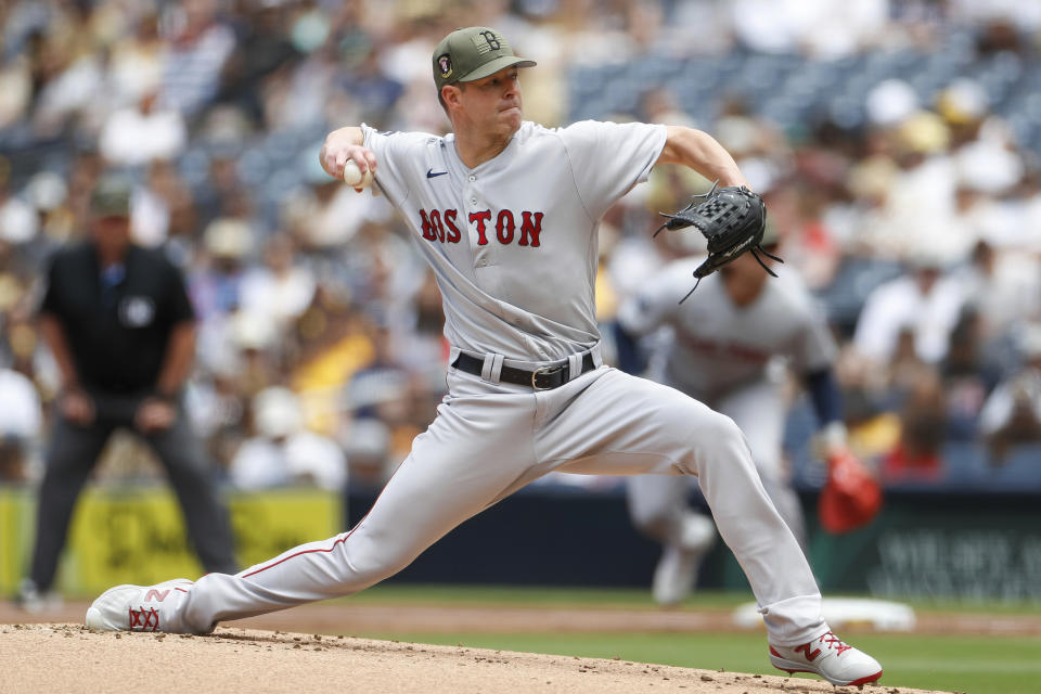 ARCHIVO - El lanzador abridor de los Medias Rojas de Boston Corey Kluber lanza hacia el plato durante la primera entrada del juego de béisbol ante los Padres de San Diego, el 21 de mayo de 2023, en San Diego. (AP Foto/Brandon Sloter, Archivo)