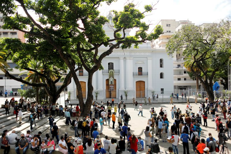 Fieles católicos asisten a la ceremonia de beatificación del doctor José Gregorio Hernández, en Caracas, Venezuela, 30 de abril de 2021.