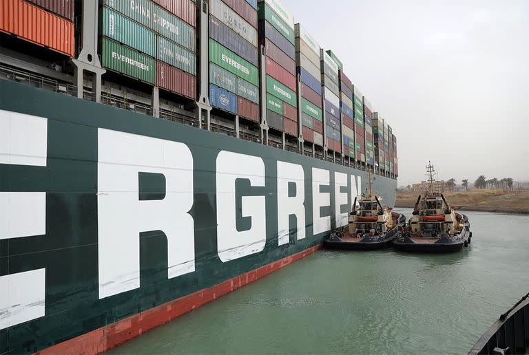 Barco encallado en el Canal de Suez