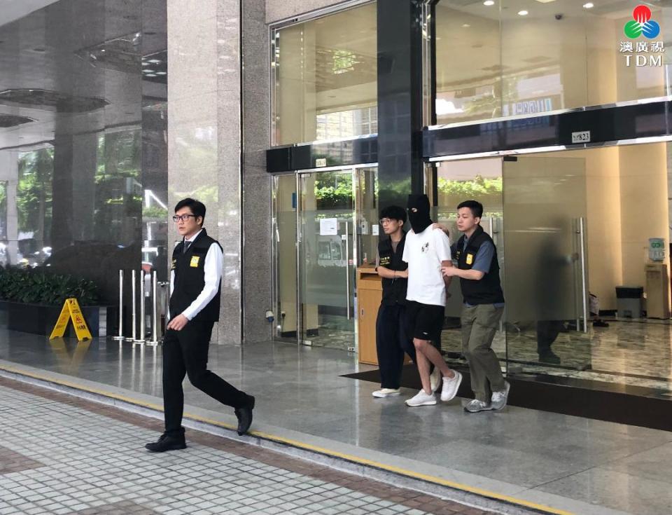 一名香港居民昨日（18 日）被澳門司警拘捕。  （澳廣視畫面）