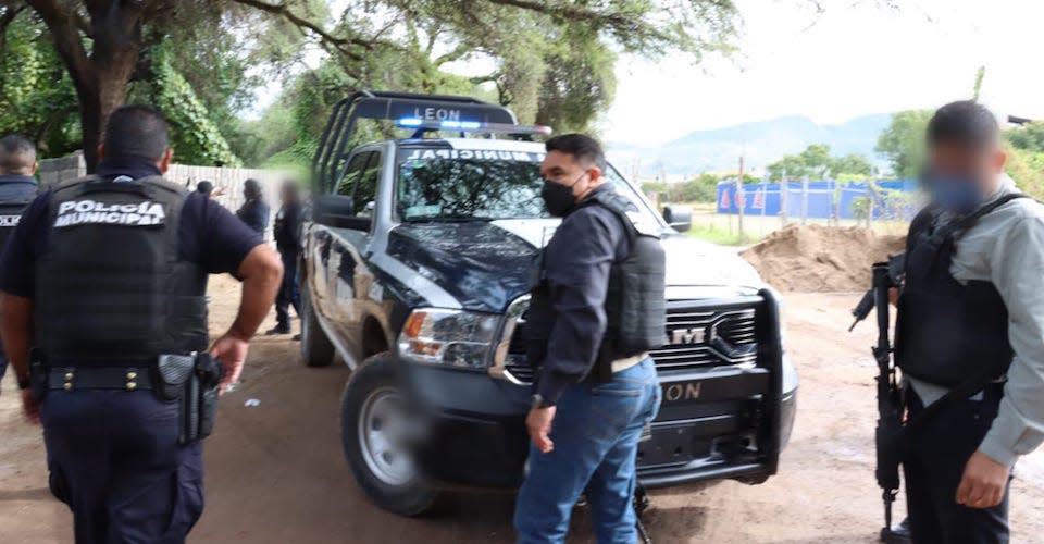 Ataques simultáneos en instalaciones de policía en León, Guanajuato, dejan un muerto y heridos