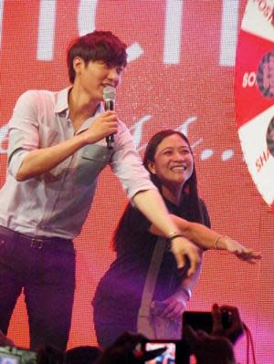 Lee Min Ho plays Spin-a-Prize. (Photo by Catherine Deen)