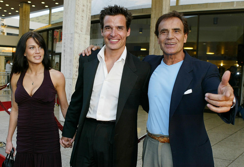 Actor Antonio Sabato Jr. (C), his father Antonio Sabato Sr. and girlfriend Kristin Rosetti arrive for the premiere of the movie Wasabi Tuna at the Arclight Theater August 20, 2003 in Hollywood, California.  (Photo by Carlo Allegri/Getty Images)