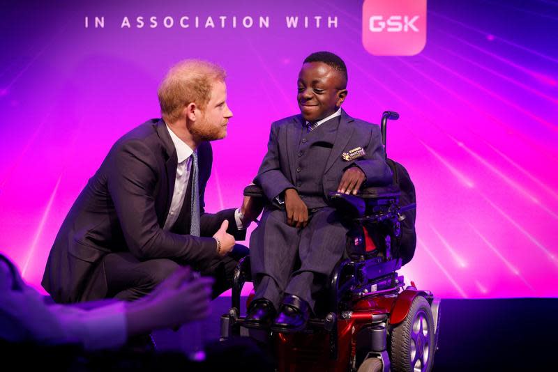 哈利王子（左）在倫敦出席「好孩子獎」頒獎典禮，右為獲獎者之一的Ruky，他近日發行單曲，獻給和他一樣罹患骨質形成不全症的病友們。（翻攝 @WellChild 推特）
