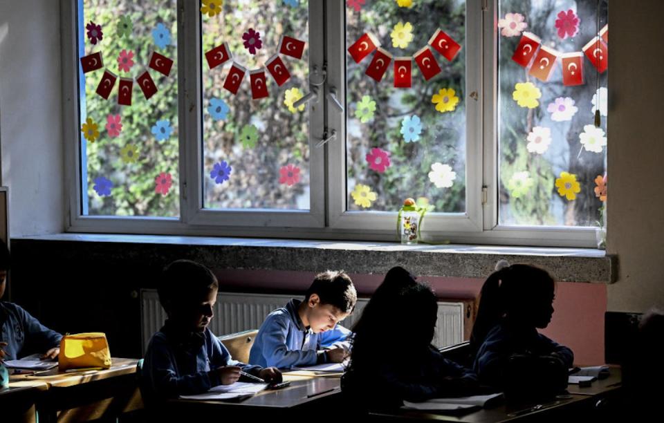 Students attend their last class before mid-term holidays begin in April 2023 in Ankara, Turkey. <a href="https://www.gettyimages.com/detail/news-photo/students-of-a-primary-school-attend-their-last-class-before-news-photo/1251815172?adppopup=true" rel="nofollow noopener" target="_blank" data-ylk="slk:Ercin Erturk/Anadolu Agency via Getty Images;elm:context_link;itc:0;sec:content-canvas" class="link ">Ercin Erturk/Anadolu Agency via Getty Images</a>
