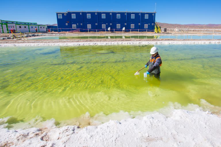 Foto Javier Corbalan 20 de Junio de 2018 Jujuy Empresas que explotan litio en la puna colaboran con la economia de las comunidades de la zona Minera Exar se dedica a la exploraci—n de yacimientos de Litio y Potasio en la provincia de Jujuy la empresa es titular de una de las mayores areas mineras en el salar de Olaroz - Cauchari. Sociedad Quimica y Minera de Chile S.A. (SQM) y Lithium Americas crearon una joint venture con iguales intereses accionistas.