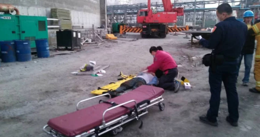 華運倉儲9人從鷹架摔落，其中1人送醫不治，還有1人待救。（圖／翻攝畫面）