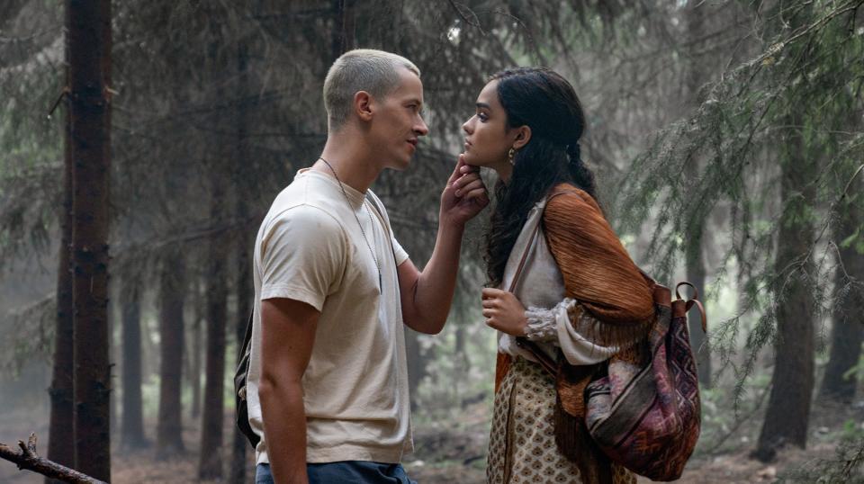 Tom Blyth as Coriolanus Snow and Rachel Zegler as Lucy Gray Baird in The Hunger Games: The Ballad of Songbirds and Snakes