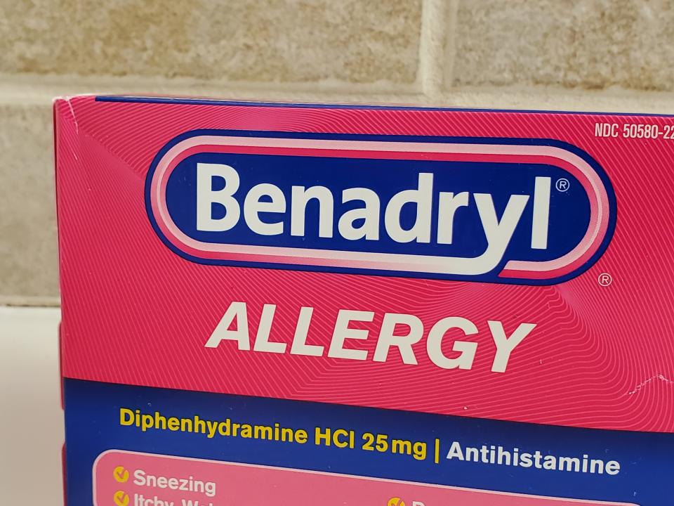 El Benadryl es un medicamento útil contra las alergias, pero una sobredosis puede resultar muy dañina e incluso letal. (Getty Images)