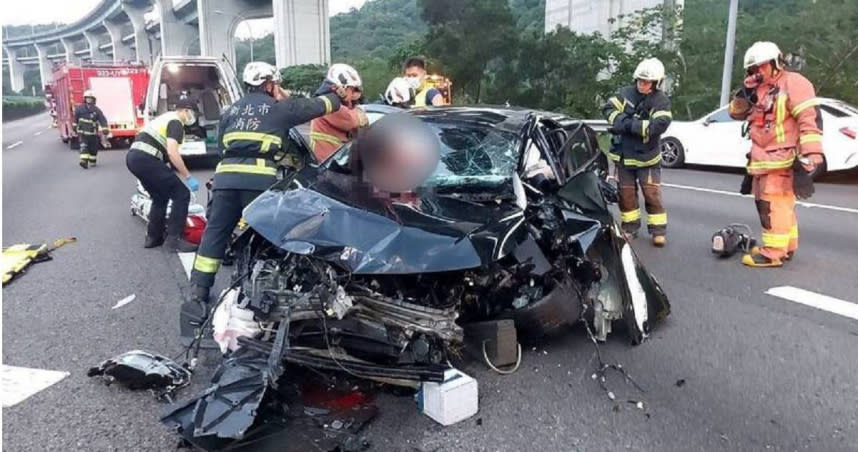 國道雙重悲劇，駕駛不當變換車道釀車禍，後方來車又再追撞，現場一片狼藉。（ 圖／翻攝畫面）