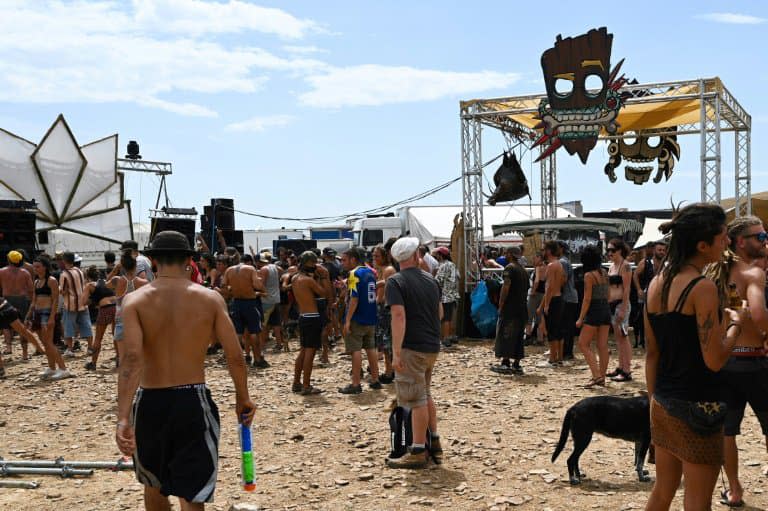 Des participants à une rave-party sauvage dans le parc national des Cévennes, le 10 août 2020 en Lozère. - Pascal GUYOT © 2019 AFP