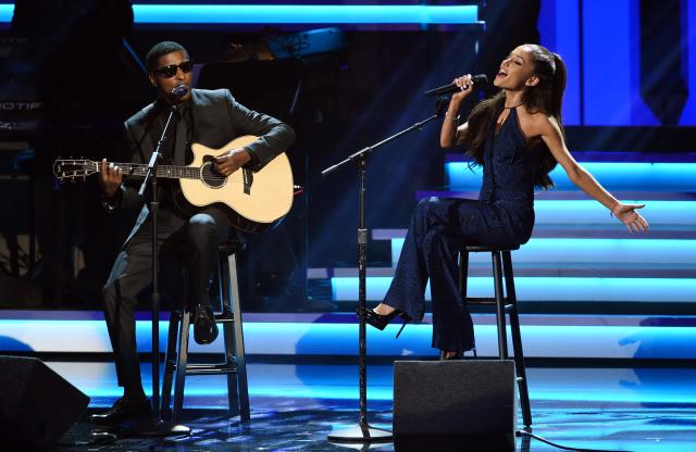 Babyface performs at Super Bowl: Some lefties play guitar upside down