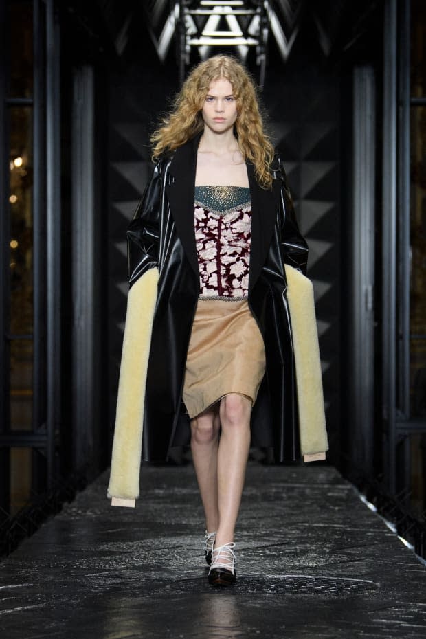 Looks Like Louis Vuitton Is Bringing Back the Y2K-Era Skinny Scarf for Fall  2023 - Fashionista