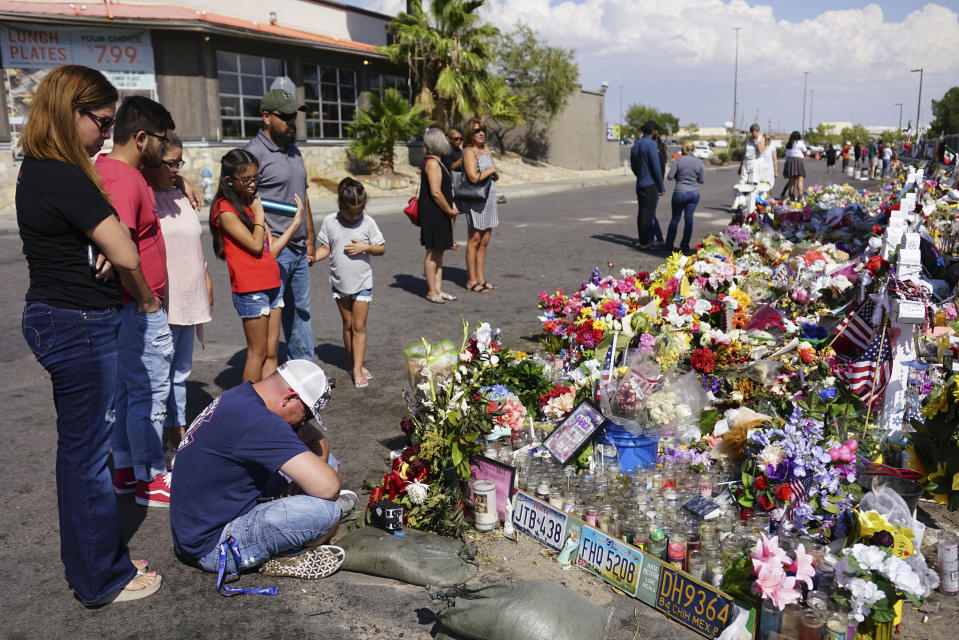 Personas se duelen frente a un memorial en homenaje a las 22 personas asesinadas en un tiroteo masivo desatado en El Paso, Texas, el 3 de agosto de 2019. (Sandy Huffaker/Getty Images)