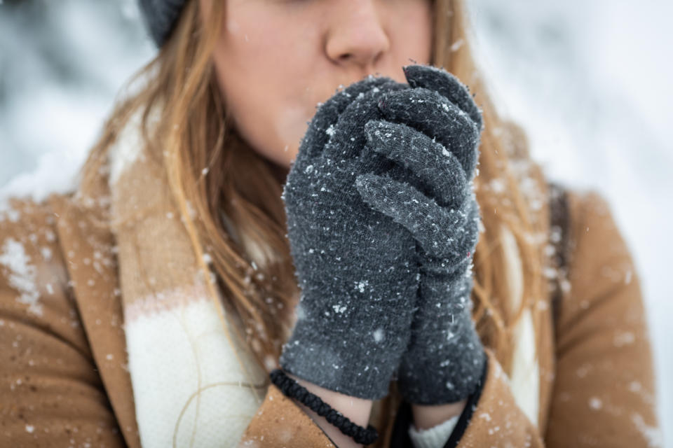 Besonders Frauen und alte Menschen bekommen schnell kalte Hände. Ein Handwärmer ist also das ideale Geschenk. (Foto: Getty Images) 