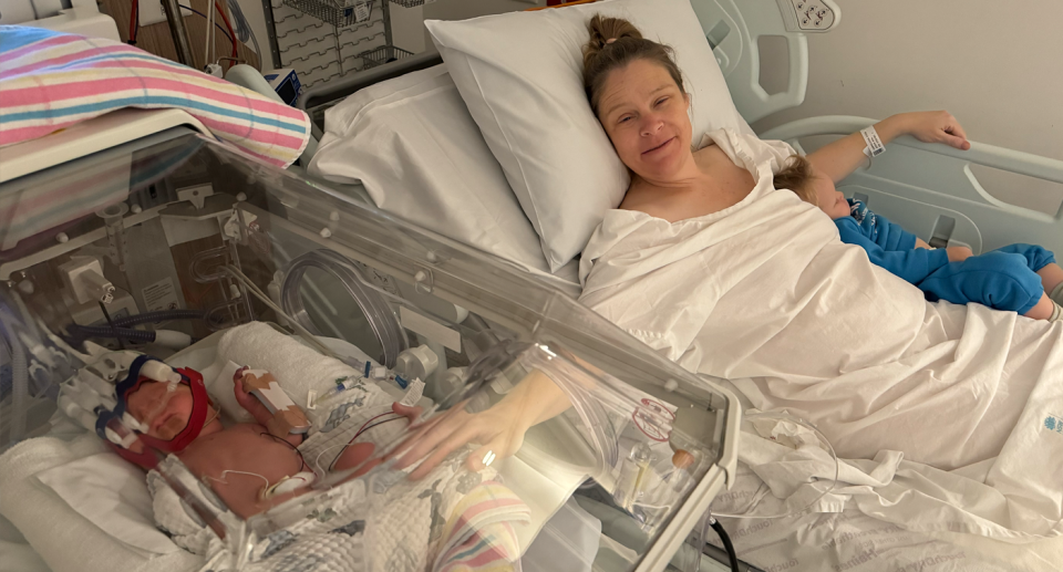 Jordan in a hospital bed with baby Lincoln on her right and her eldest sin Ethan lying beside her. 