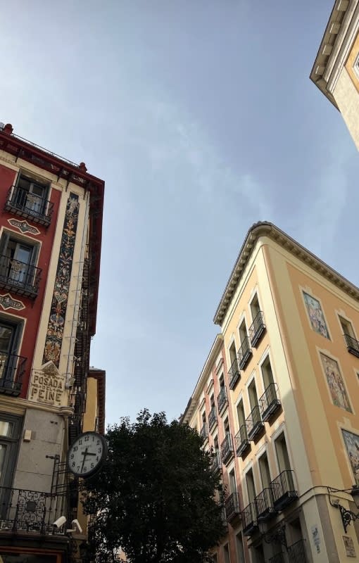 Hande Erçel y sus amigas han paseado por las calles del centro de Madrid